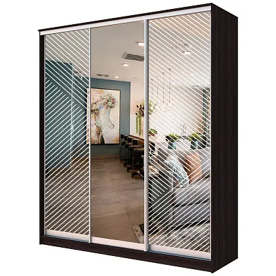 картинка Шкаф-купе 3-х дверный ХИТ с пескоструйным рисунком Диагональные полосы №21-23 с зеркалом от магазина КУПИ КУПЕ