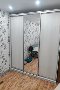 Шкаф-купе ХИТ 3-х дверный с одним зеркалом