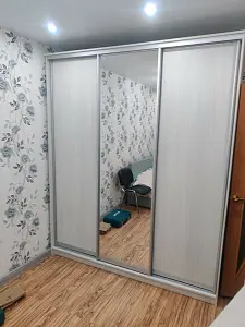 Шкаф-купе 3-х дверный с одним зеркалом