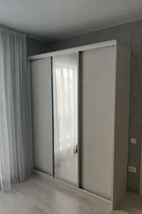 Шкаф-купе ХИТ 3-х дверный с одним зеркалом