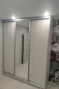 Шкаф-купе ХИТ 3-х дверный с одним зеркалом