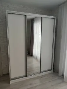 Шкаф-купе 3-х дверный с одним зеркалом 2200 2014 620