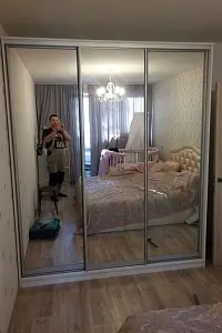 Шкаф-купе ХИТ 3-х дверный с зеркалом