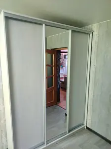 Шкаф-купе 3-х дверный с одним зеркалом 2300 2014 620