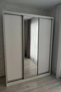 Шкаф-купе ХИТ 3-х дверный с одним зеркалом