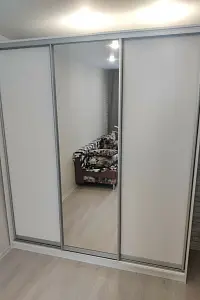 Шкаф-купе ХИТ 3-х дверный с одним зеркалом