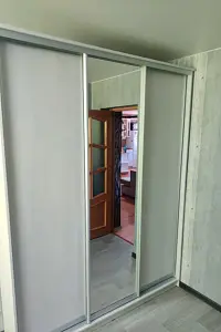 Шкаф-купе ХИТ 3-х дверный с одним зеркалом