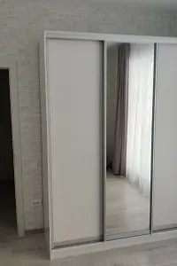 Шкаф-купе ХИТ 3-х дверный с одним зеркалом