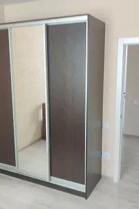 Шкаф-купе ХИТ 3-х дверный с одним зеркалом