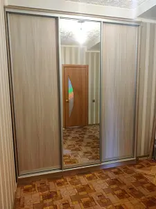 Шкаф-купе 3-х дверный с одним зеркалом 2200 2014 620