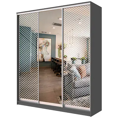 картинка Шкаф-купе 3-х дверный ХИТ с пескоструйным рисунком Диагональные полосы №21-23 с зеркалом от магазина КУПИ КУПЕ